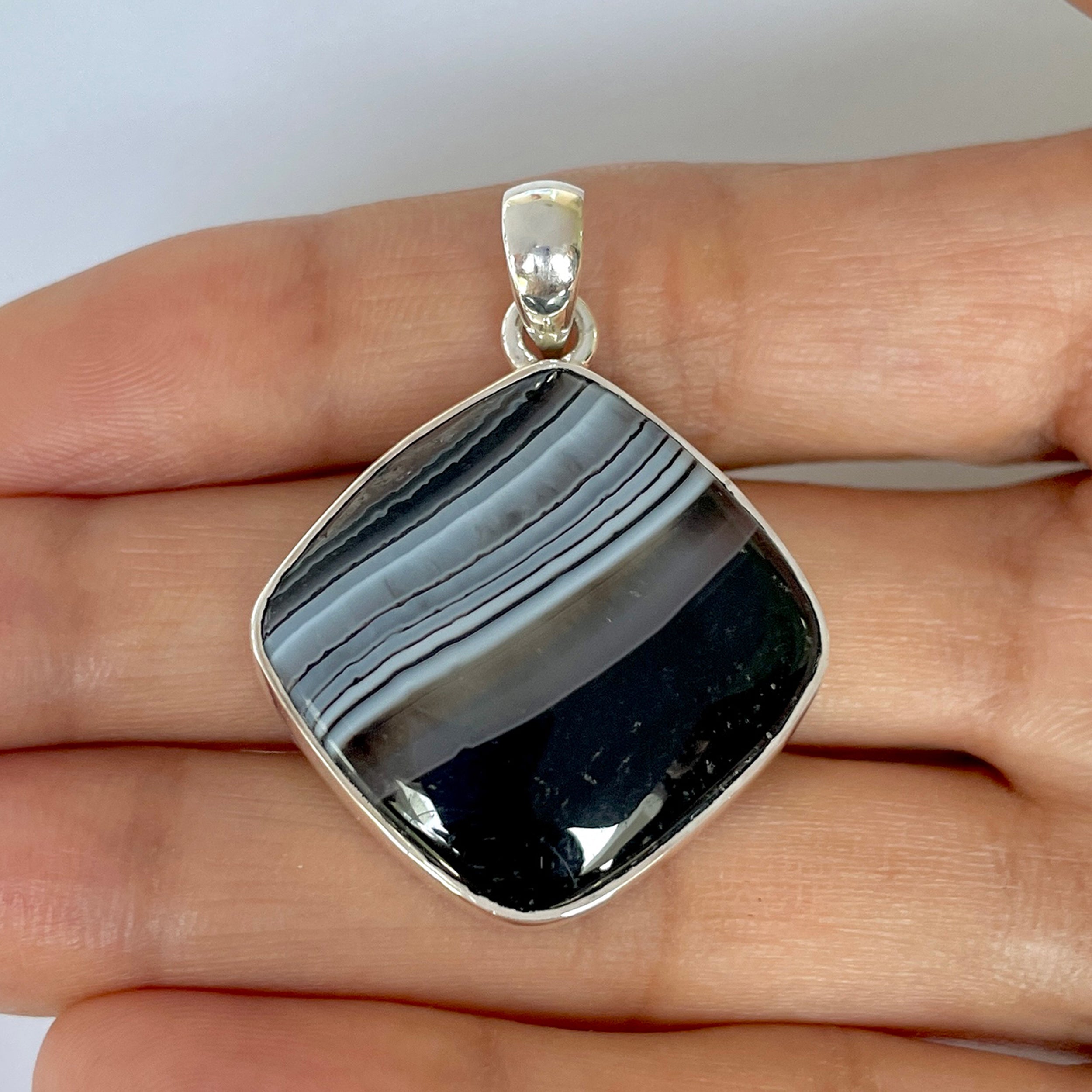 Banded Agate Pendant-(BAG-1-34)