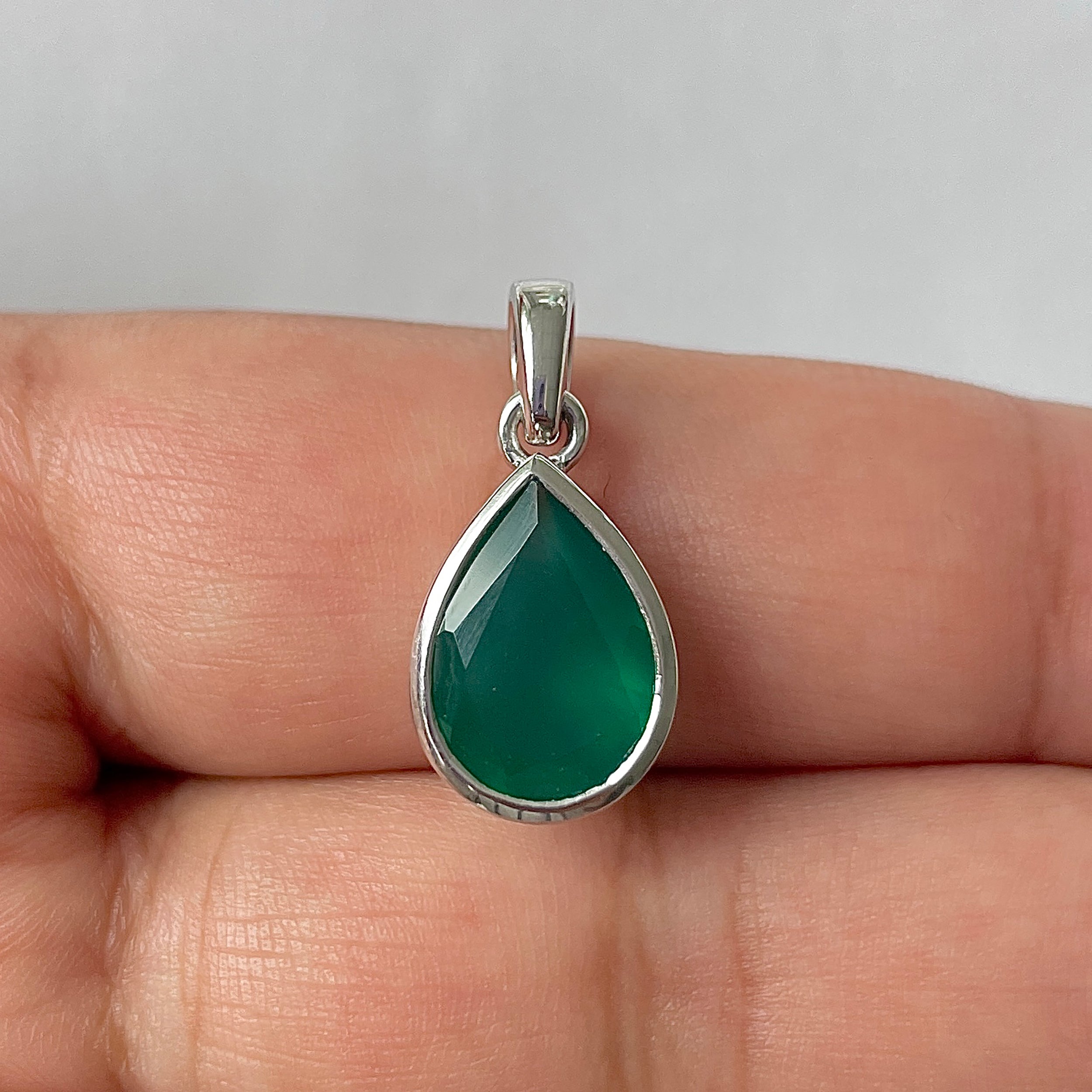 Green Onyx Pendant-(GRO-RDP-470)
