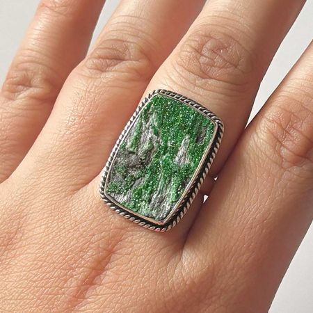 Uvarovite Ring